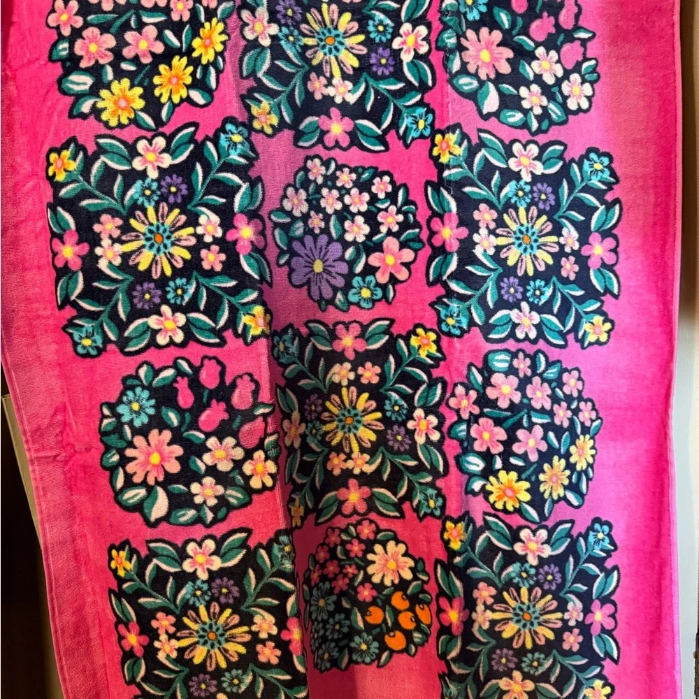 NWT Vera Bradley Kaleidoscope Rosettes Beach Towel Rare! 33” X 66”
